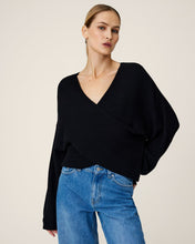 Lade das Bild in den Galerie-Viewer, MSCHZinelle Rachelle Wrap Pullover, black
