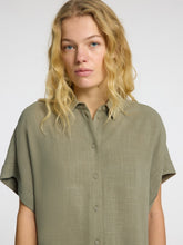 Lade das Bild in den Galerie-Viewer, SLFVIVA Cropped Shirt, Vetiver
