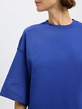 Lade das Bild in den Galerie-Viewer, SLFCOLWOMAN 2/4 Oversized Tee, dazzling blue
