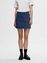 Lade das Bild in den Galerie-Viewer, SLFCLAIR Short Wrap Denim Skirt, Medium Blue Denim
