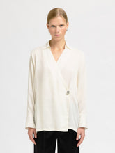 Lade das Bild in den Galerie-Viewer, LFJOLLY Wrap Top, gardenia
