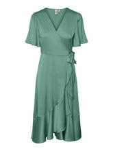 Lade das Bild in den Galerie-Viewer, YASTHEA 2/4 Midi Wrap Dress, Malachite Green
