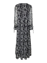 Lade das Bild in den Galerie-Viewer, YASZENA Maxi Dress, Black / Zena print
