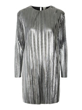 Lade das Bild in den Galerie-Viewer, YASREGINA Plisse Dress, silver
