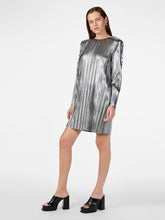 Lade das Bild in den Galerie-Viewer, YASREGINA Plisse Dress, silver
