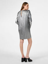 Lade das Bild in den Galerie-Viewer, YASREGINA Plisse Dress, silver
