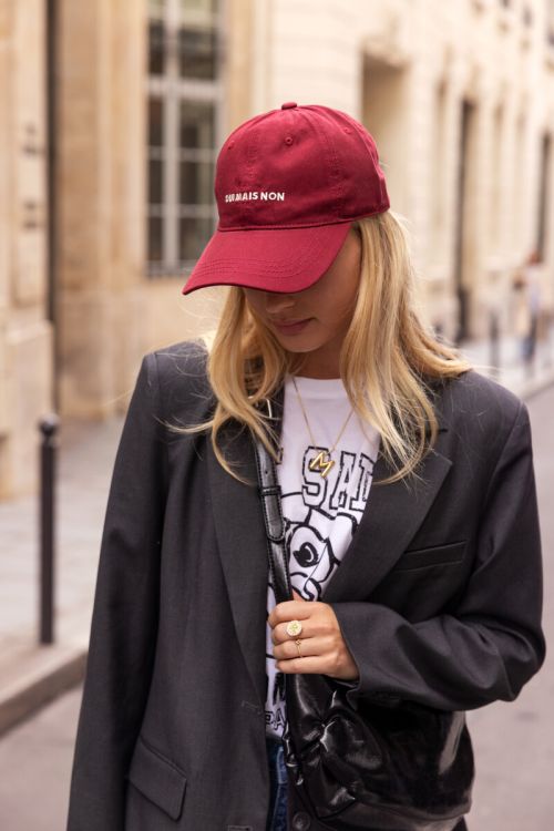 MYCAP "Oui mais non", dunkelrot