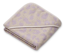 Lade das Bild in den Galerie-Viewer, ALBA Hooded Baby Towel, Leo / Misty lilac
