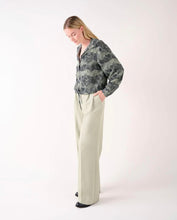 Lade das Bild in den Galerie-Viewer, ALMOORE Pleated Pants, reseda green
